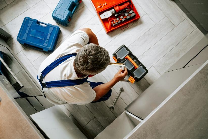 A professional plumber preparing for an elaborate plumbing camera inspection in Los Banos.
